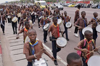 Una banda musical de niños congoleños marcha frente al aeropuerto mientras espera la llegada del Papa a Kinsasa.