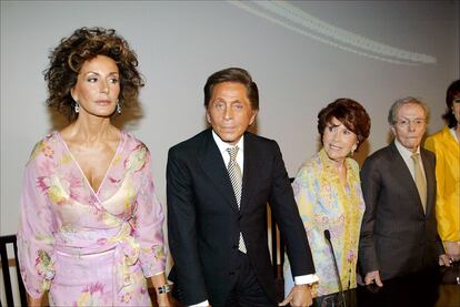 El modista español junto a Nati Abascal, Valentino y Maria Rosa Salvador.