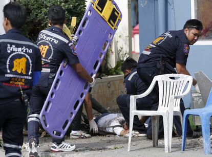 Miembros de los servicios de emergencia atienden a un herido tras una explosión en Hua Hin (Tailandia).