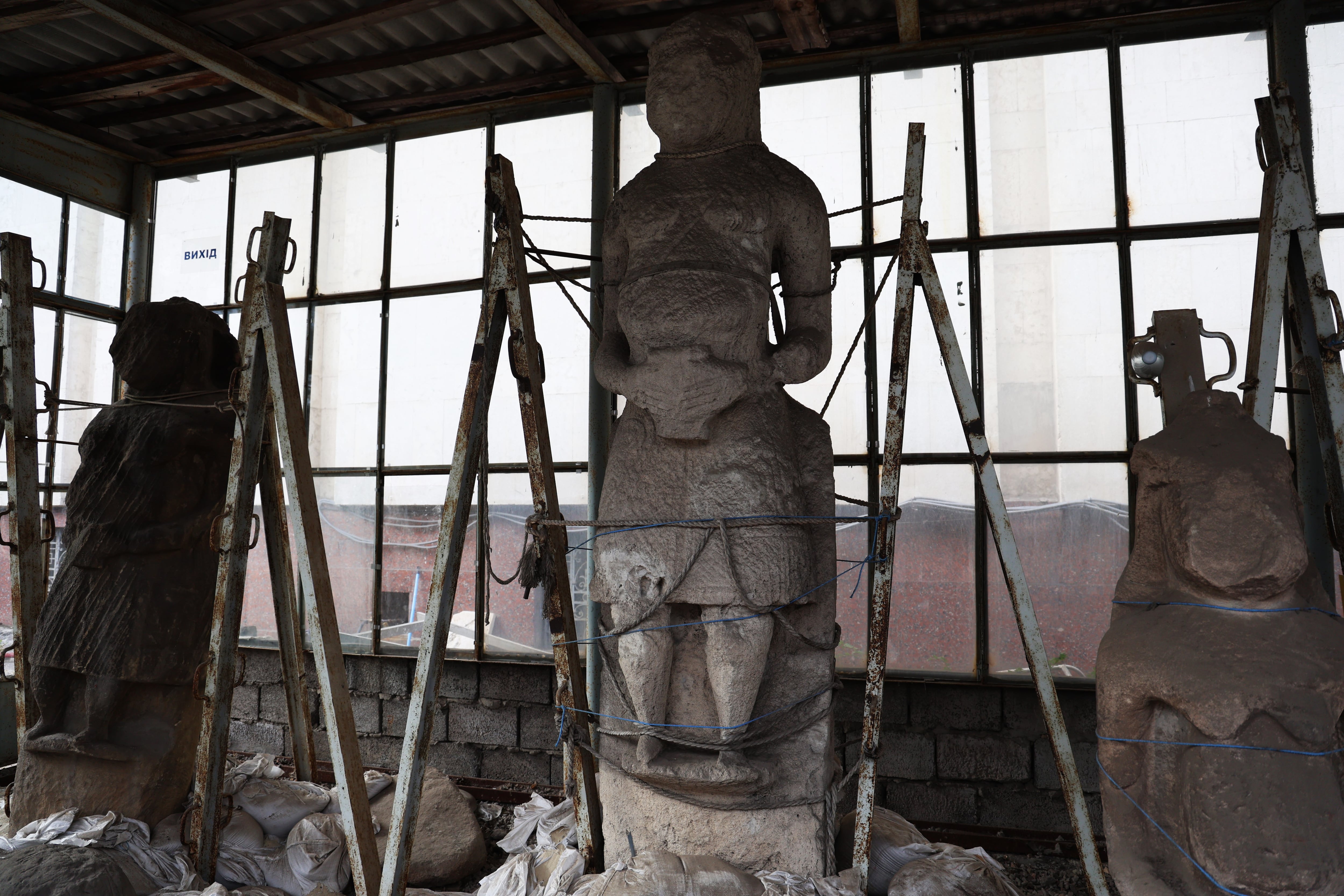 Parte de la colección permanente de babas que se exhibe en el museo de Dnipro.