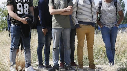 Un grupo de adolescentes posa en la puerta del centro escolar madrileño.