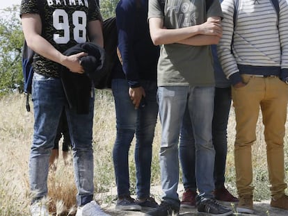 Un grupo de adolescentes posa en la puerta del centro escolar madrileño.