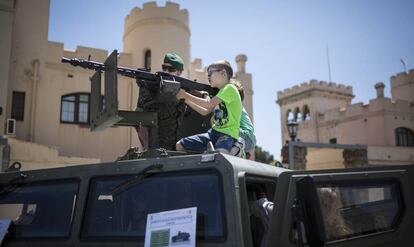 Un ni&ntilde;o apunta con una ametralladora en las jornadas de puertas abiertas en el cuartel de El Bruc. 