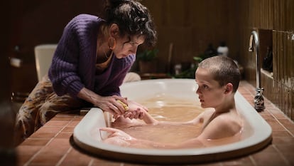 Sally Hawkins y Jonah Wren Phillips, en ‘Devuélvemela’ (2025).