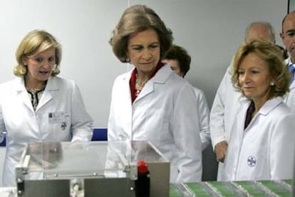 Doña Sofía, acompañada de la ministra de Sanidad, Elena Salgado, durante el recorrido por las instalaciones de los laboratorios.