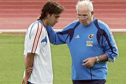 Luis Aragonés (derecha) y Raúl González, durante un entrenamiento.