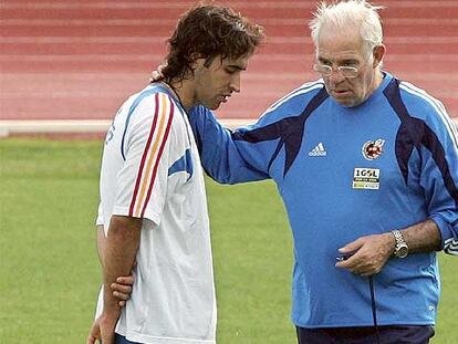 Luis Aragonés (derecha) y Raúl González, durante un entrenamiento.