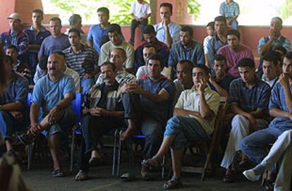 Inmigrantes, ayer, en el pabellón semicubierto de la Universidad Pablo de Olavide.