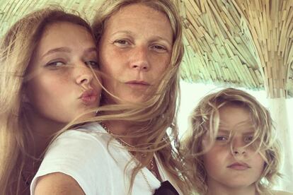 Gwyneth Paltrow junto a sus dos hijos, Apple y Moses.