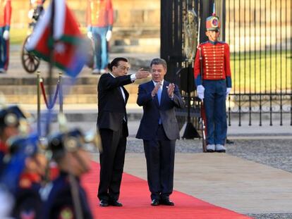 O premi&ecirc; Li Keqiang e o colombiano Juan Manuel Santos.