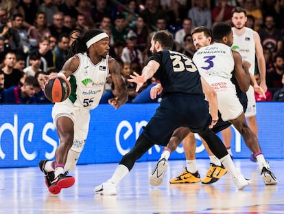 Kendrick Perry en una jugada con Mirotic durante el segundo partido de la semifinal de la ACB entre el Unicaja y el Barcelona, en el Palau Blaugrana este viernes.