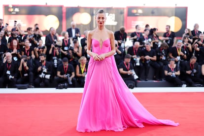 Sveva Alviti, madrina del festival, posa en la alfombra roja, este jueves.