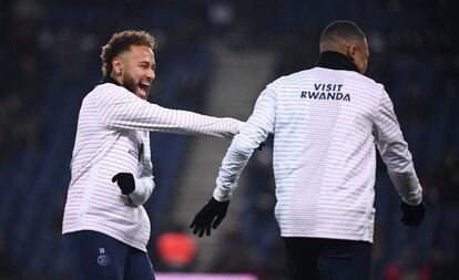 Neymar y Mbappé, con la nueva ropa de calentamiento patrocinada por Ruanda.