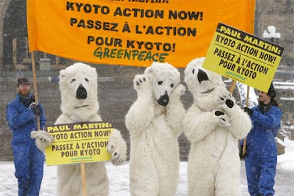 Miembros de la organización ecologista Greenpeace, disfrazados de osos polares -una de las especies directamente amenazadas por la subida de las temperaturas- en Otawa (Canadá), protestan frente a la sede del Parlamento canadiense en Ottawa.