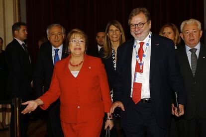 La presidenta de Chile, Michele Bachelet y el presidente del Grupo PRISA, Juan Luis Cebrián a su llegada al Casino de Madrid, donde se han celebrado las jornadas.