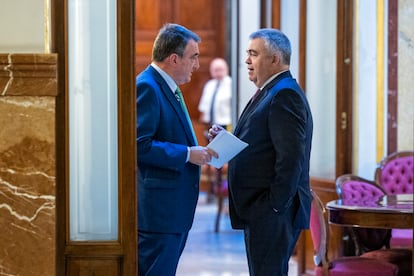 Aitor Esteban (PNV) y Santos Cerdán (PSOE), este martes en los pasillos del Congreso. 