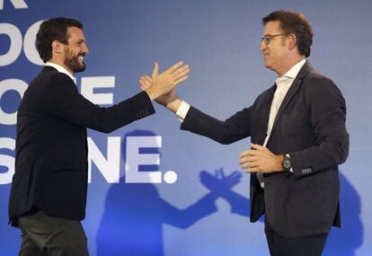 El presidente del Partido Popular, Pablo Casado, junto al presidente de la Xunta, Alberto Núñez Feijóo, durante un acto en la localidad pontevedresa de Lalín, este sábado.