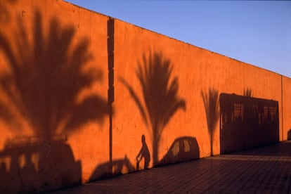 Las calles de Marraquech se muestran llenas de vida a cualquier hora del día. Marrakech. 2003.