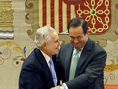 Carlos Dívar saluda al presidente del Congreso, José Bono.