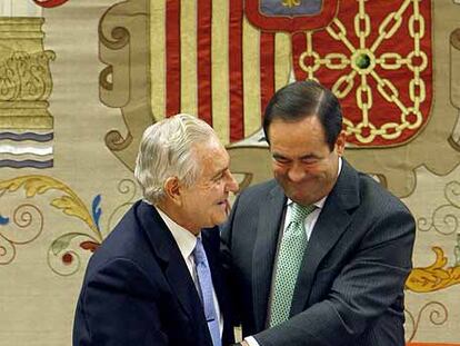 Carlos Dívar saluda al presidente del Congreso, José Bono.