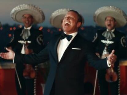 El cantante mexicano vuelve después de dos años de encierro con un videoclip de su nuevo sencillo La fiesta del Mariachi