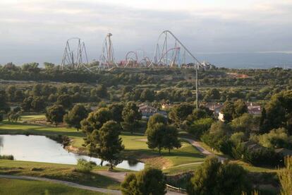 Terrenos del futuro Barcelona World ( BCN World) en Salou y Vilaseca. En primer termino el campo de golf, a la izquierda los terrenos, al fondo el parque Port Aventura.