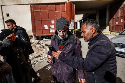 El familiar de un desaparecido muestra la foto a Mahmud Salah Abdelnafah.