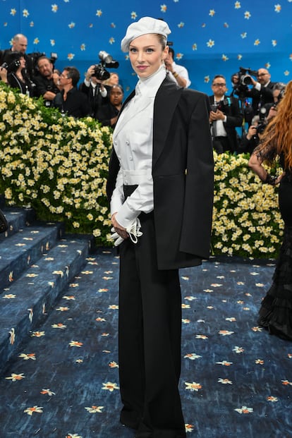 Hunter Schafer, con un traje a medida de Prada, firma de la que es imagen, inspirado en la era del Jazz.
