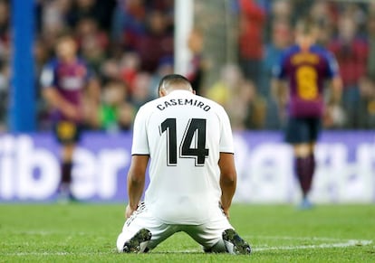 El jugador brasileño del Real Madrid Casemiro , durante el partido de la décima jornada de Liga que el Barcelona y el Real Madrid.