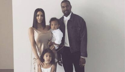 Kim Kardashian, con Saint en brazos, Kanye West y North West.