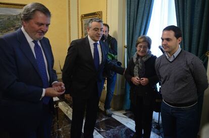 Méndez de Vigo, a la izquieda, Javier de Andrés y la madre y hermano de Borja Lázaro.