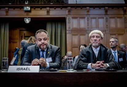 Tal Becker (izquierda), Consejero Jurídico del Ministerio de Asuntos Exteriores de Israel, y el abogado Malcolm Shaw, este jueves antes de la vista del caso de genocidio contra Israel, presentado por Sudáfrica, en la Corte Internacional de Justicia de La Haya.