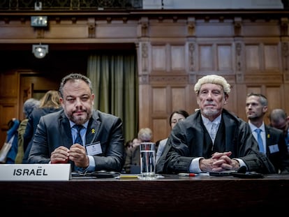 Tal Becker (izquierda), Consejero Jurídico del Ministerio de Asuntos Exteriores de Israel, y el abogado Malcolm Shaw, este jueves antes de la vista del caso de genocidio contra Israel, presentado por Sudáfrica, en la Corte Internacional de Justicia de La Haya.