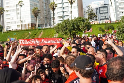 Hinchas del Flamengo en Miraflores en la previa a la final de la Copa Libertadores en Lima el 28 de noviembre de 2025.