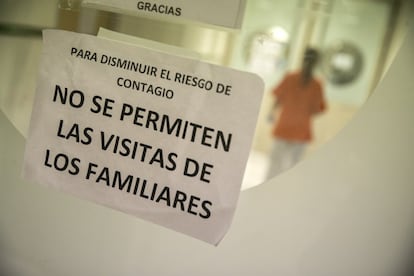 La soledad de los pacientes en las habitaciones es una de las cosas más duras que enfrentan los profesionales sanitarios y no sanitarios. Amparo García, la jefa de Enfermería del bloque quirúrgico, cuenta cómo el personal ha puesto lo profesional y lo emocional al servicio no solo de los ingresados, sino de sus familias. “Es durísimo y esto tendrá consecuencias para todos, ya muchas profesionales necesitan del apoyo del equipo de psiquiatría, también, que se desplegó desde el primer momento para dar soporte a familiares y profesionales”. En la imagen, un cartel de aviso en uno de los pasillos junto a una UCI del Gregorio Marañón.