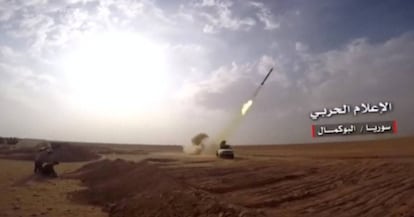 Un cohete es lanzado desde un vehículo en Albu Kamal, uno de los últimos reductos en Siria donde se lucha contra la presencia del Estado Islámico.