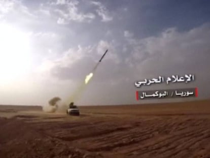 Un cohete es lanzado desde un veh&iacute;culo en Albu Kamal, uno de los &uacute;ltimos reductos en Siria donde se lucha contra la presencia del Estado Isl&aacute;mico. 