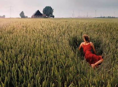 LA MUJER DE ROJO. 'Borssele - Rode jurk' 2007.