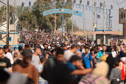 Palestinos abandonan el norte de Gaza para dirigirse a las zonas del sur de la Franja, este viernes.
