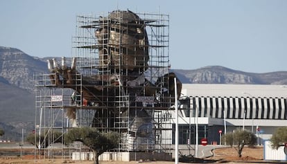 La escultura de Ripoll&eacute;s en el aeropuerto de Castell&oacute;n.