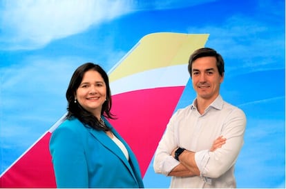 La directora de Clientes de Iberia, Beatriz Guillén, y el nuevo responsable de Estrategia, Transformación y Sostenibilidad, Diego Fernández.