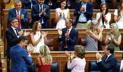 Armengol es felicitada por su bancada este jueves en el Congreso.