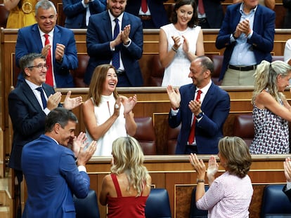 Armengol es felicitada por su bancada este jueves en el Congreso.