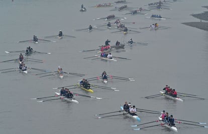 Los participantes de la Carrera del Río que recorre 6,8 kilómetros del río Támesis, desde Mortlake hasta Putney.