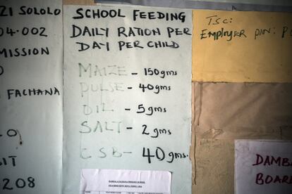 El Gobierno keniano entrega a la escuela de Dambala Fachana unos límites de racionamiento diario recomendado para cada niño. “¿Qué niño puede sobrevivir con 150 gramos de harina de maíz al día? Especialmente cuando esa será la única comida que haga ese día”, se queja el director de la escuela, Wako Liban.
