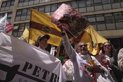 Manifestantes se reúnen para exigirle a la Corte Suprema de Justicia la pronta elección de la nueva Fiscal General de la Nación, a las afueras de la sede de la Corte en Bogotá,  el 8 de febrero de 2024.