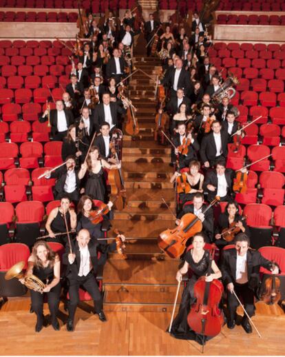 Miembros de la Orquesta Sinfónica de Galicia en la escalera del Palacio de la Ópera de A Coruña .