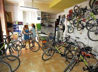 Turistas alquilan unas bicicletas en una tienda de la capital.