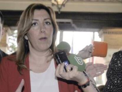 La presidenta de la Junta de Andalucía, Susana Díaz, atiende a los medios. EFE/Archivo