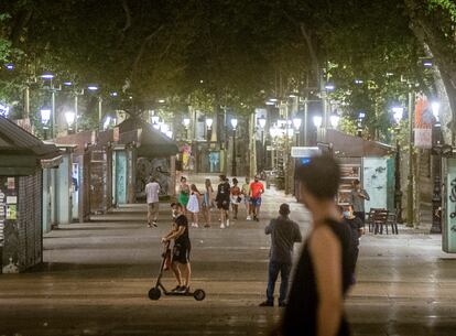 Turistas por las calles de Barcelona despues del toque de queda. En la imagen, Las Ramblas. / JUAN BARBOSA